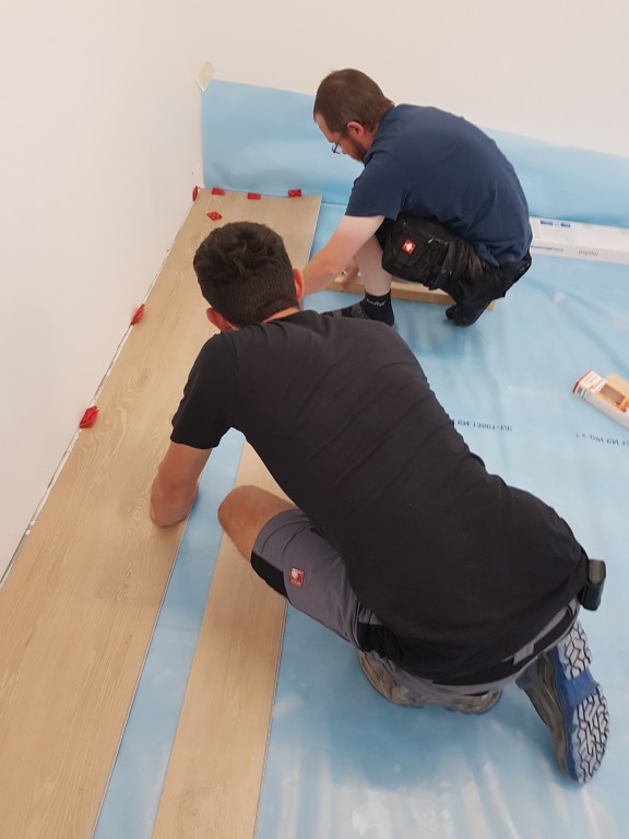 Boden verlegen Sascha und Dominik